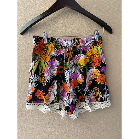 🆕Tropical print crochet detail shorts - Picture 4 of 4